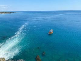 vue de dessus de drone aérien photo de voilier naviguant dans l'île méditerranéenne de l'égée de santorin, cyclades, grèce