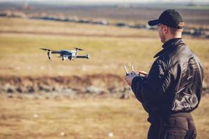 homme pilotant un drone photo