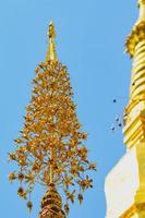 détail de l'art de couleur dorée du temple prathat cho hae dans la province de phrae, en thaïlande, situé dans la partie nord du pays. photo