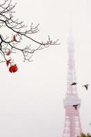 feuilles colorées avec arrière-plan flou de la tour de tokyo lorsqu'il pleut en automne. photo