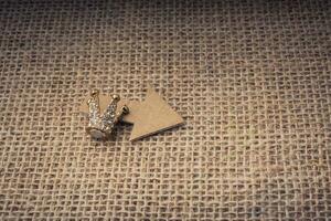 mini couronne et une flèche découpées dans du papier brun photo