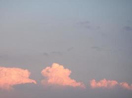 ciel dramatique avec des nuages rouges au coucher du soleil photo