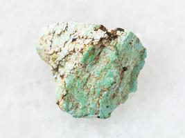 pierre précieuse turquoise verte rugueuse sur blanc photo