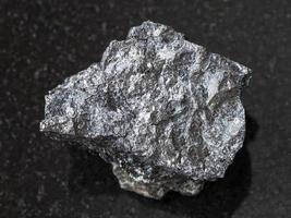 minerai de magnétite rugueux sur fond sombre photo