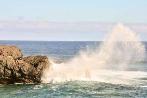 les vagues frappent les rochers photo