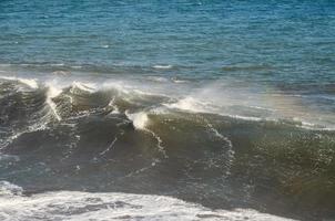 énormes vagues de la mer photo