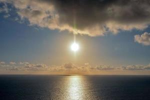 coucher de soleil au bord de la mer photo