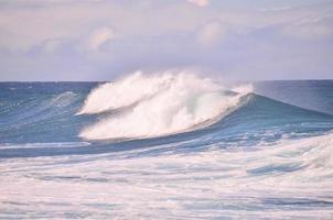 énormes vagues de la mer photo