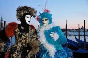 personnes non identifiées portant des masques de carnaval au carnaval de venise à venise, italie, vers février 2022 photo