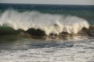 énormes vagues de la mer photo