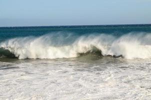 énormes vagues de la mer photo