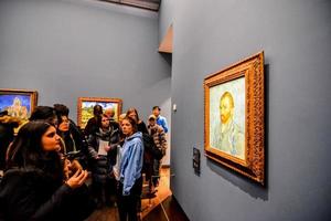 personnes non identifiées et œuvres d'art au musée d'orsay à paris, france, vers octobre 2022 photo