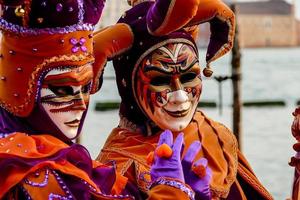 personnes non identifiées portant des masques de carnaval au carnaval de venise à venise, italie, vers février 2022 photo