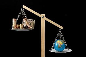 balance avec argent et globe photo