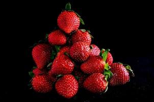 fraises sur fond noir photo