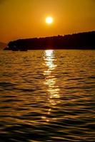 coucher de soleil sur la mer adriatique en croatie photo