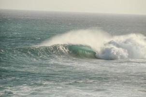 énormes vagues de la mer photo