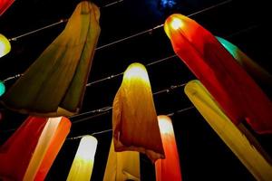 vue sur les luminaires suspendus photo