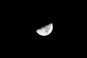 lune sur ciel noir photo