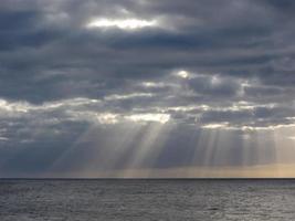 coucher de soleil sur l'océan de mauvaise humeur photo