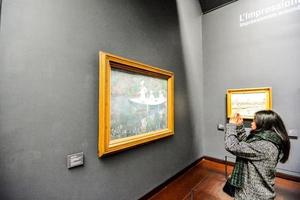 personnes non identifiées et œuvres d'art au musée d'orsay à paris, france, vers octobre 2022 photo