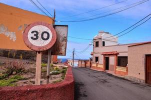 panneaux de signalisation corrodés dans la rue photo