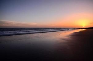 coucher de soleil au bord de la plage photo