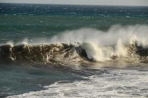 énormes vagues de la mer photo