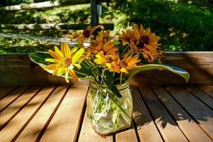 fleurs jaunes dans un vase photo