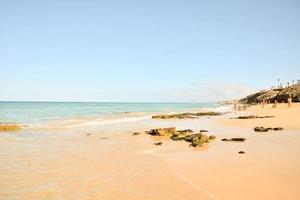 plage de sable abandonnée photo