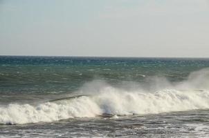 énormes vagues de la mer photo