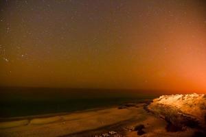 vue sur l'océan de nuit photo