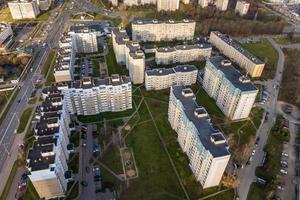 vue aérienne panoramique d'un immense complexe résidentiel avec des immeubles de grande hauteur photo