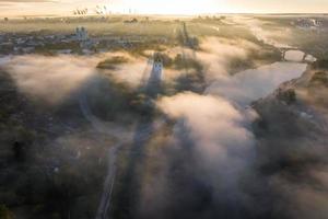 matin brumeux plus tôt et vue panoramique aérienne sur le château médiéval et la promenade surplombant la vieille ville et les bâtiments historiques près de la rivière large photo