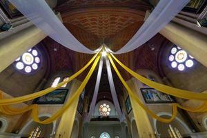 dôme et autel de l'église catholique avec arcs et colonnes, plafond et voûte avec fresque photo