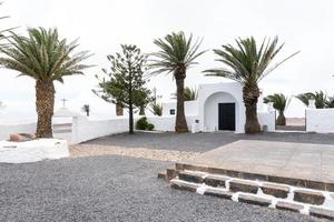 lanzarote, espagne - août 9,2018-vue de la petite église de l'ermita de las nieves pendant une journée nuageuse photo