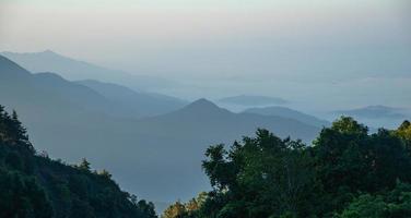 beau paysage du parc naturel de doi inthanon le matin avec la brume, district de chom thong, chiangmai photo