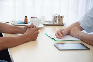 le médecin diagnostique la santé du patient à l'hôpital photo