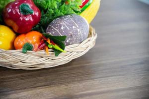 des légumes verts, rouges, oranges et colorés sains sont les ingrédients des aliments ou des boissons sains, pour l'alimentation et la désintoxication photo