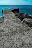 jetée en béton au bord de l'océan photo