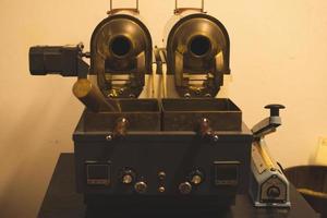 dubai, eau - 12 octobre 2022 - machine à café dans le musée. anciennes méthodes de préparation du café avec une technologie vintage