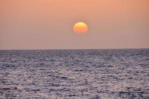 coucher de soleil sur l'océan atlantique sur les îles canaries photo