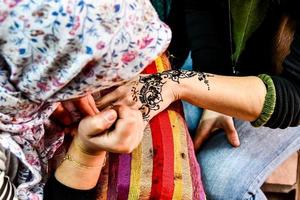 maroc 2022 - personne donne un tatouage au henné photo