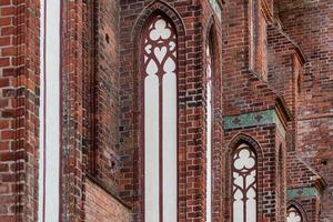 éléments architecturaux, voûtes et fenêtres de la cathédrale gothique. murs de briques rouges. kaliningrad, russie. l'île d'Emmanuel Kant. photo