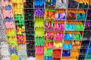 stylos de couleur, crayons, marqueurs sur étagère en papeterie photo