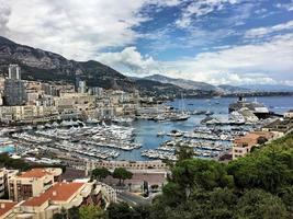 une vue sur le port de monaco photo