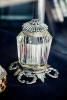un diamant transparent sur un objet de décoration photo