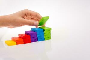 main jouant avec un domino coloré photo