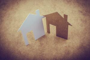 forme de maison découpée dans du papier photo
