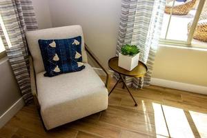 fauteuil et petite table au coin de la maison photo